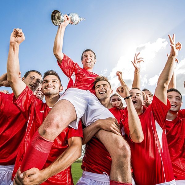 Team-Entwicklung – Erfolgreiches Fussball Team feiert Sieg.