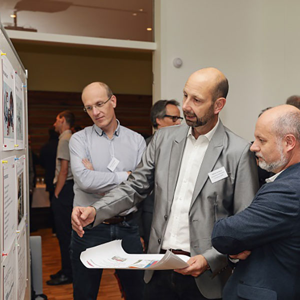 Andreas Knollmayr mit Kunden vor einer Flipchart